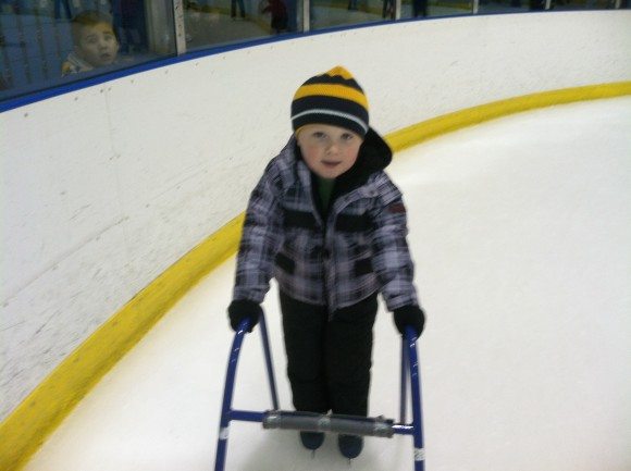 aprendiendo a patinar con los patinadores sobre hielo