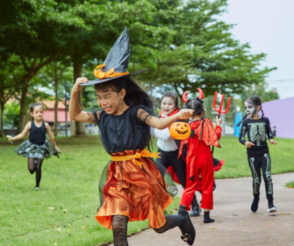 kids trick or treating at trunk or treat in New Jersey park