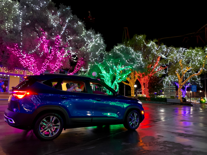 Six-Flags-Great-Adventure-drive-thru-Christmas-lights-2