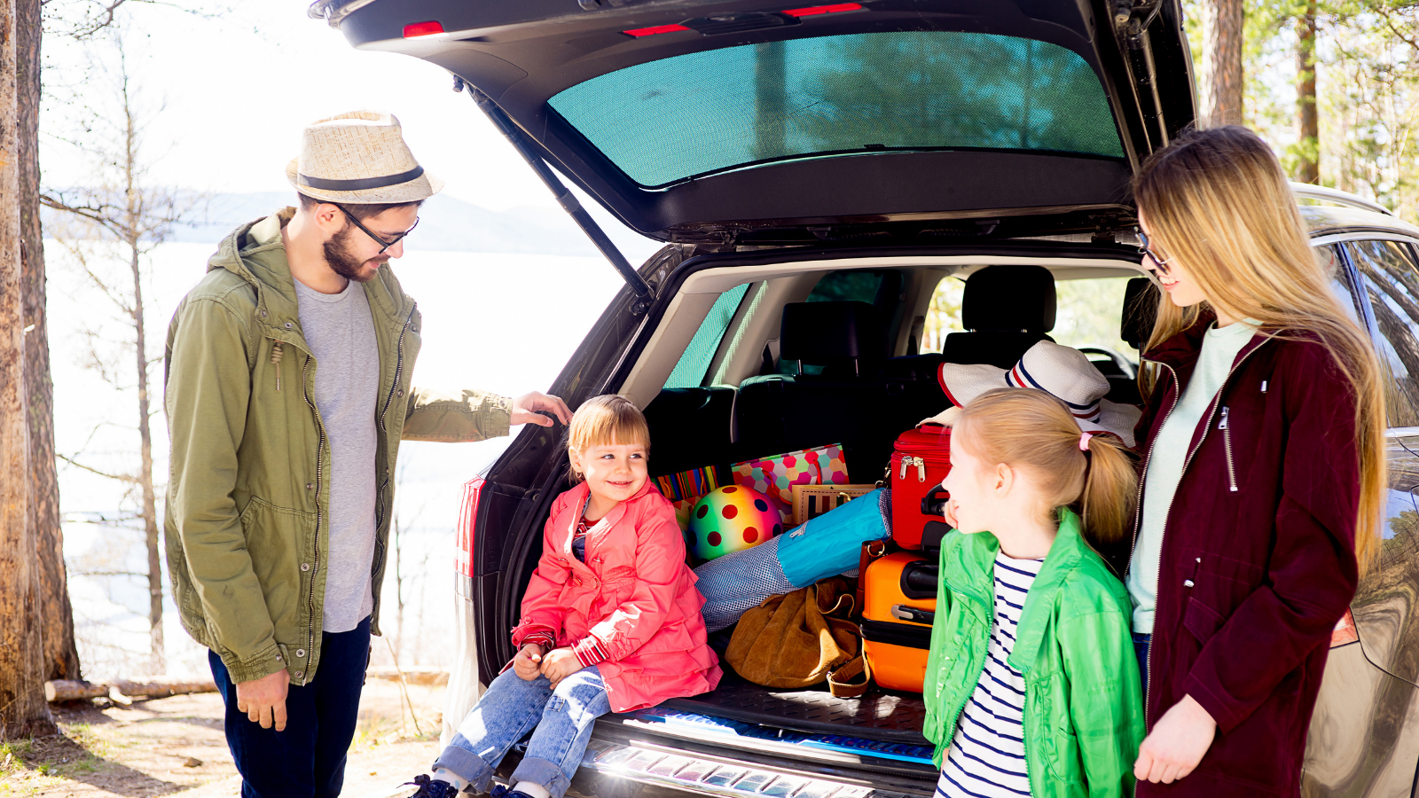 Путешествие с семьей. Семейный автомобиль. Семья с автомобилем. Машина для путешествий семьей.