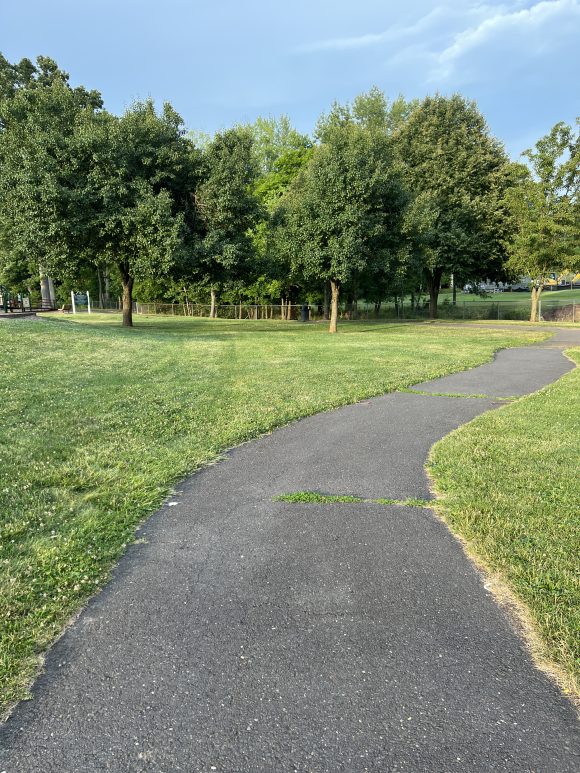 Warren Municipal Park in Warren NJ Walking path